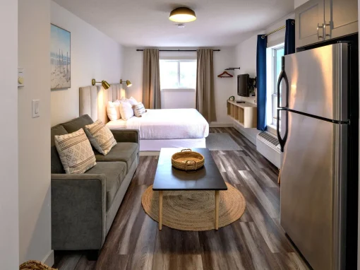 Deluxe King Suite with Kitchen at Lakeside Villa in Penticton