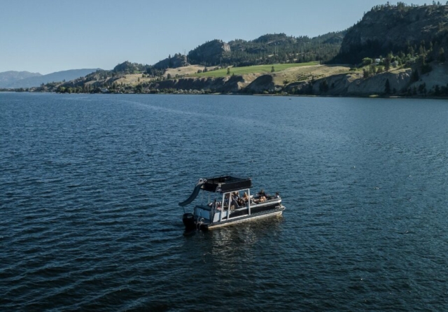Pontoon boat - Penticton Boat Rentals