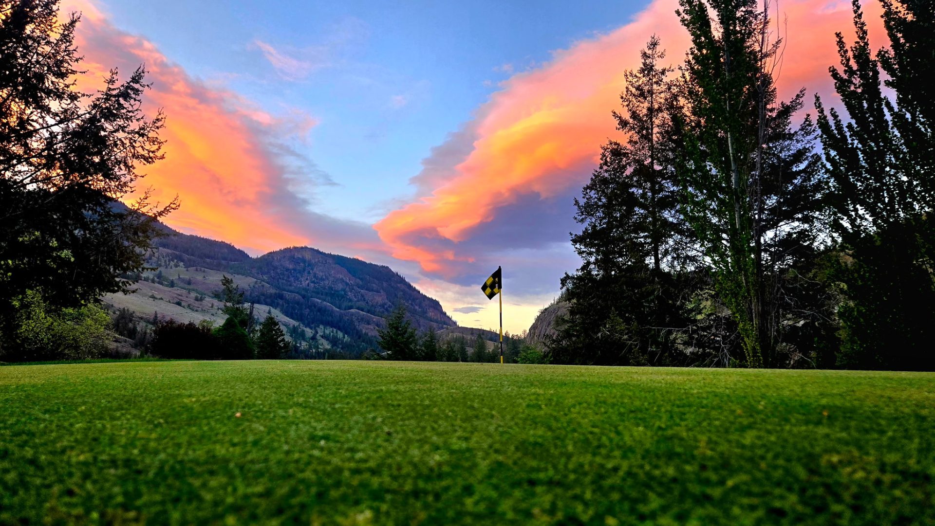 Twin Lakes Golf Course & RV Park - Sunset views of the green