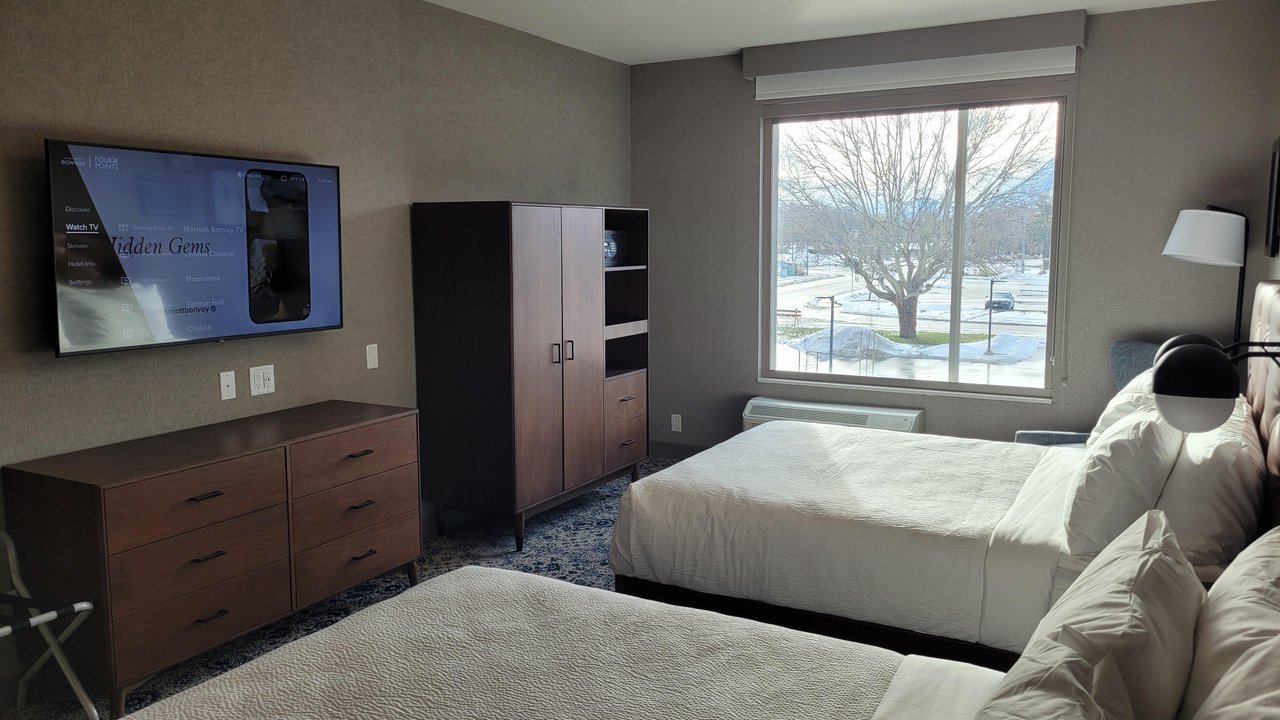 four points by sheraton penticton hotel room winter view